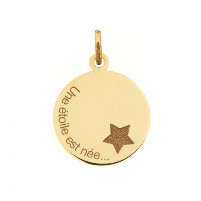 Une Médaille D'or Avec Une étoile Dessus Est Accrochée à Un Mur En