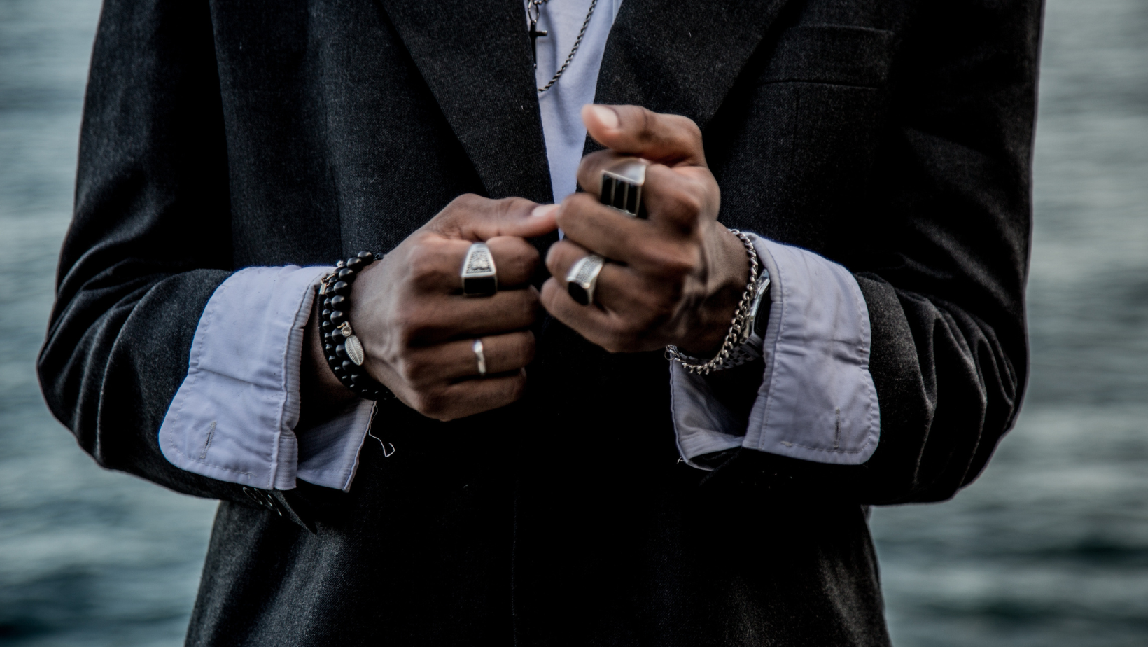 Révélez votre style: les bijoux indispensables pour hommes !